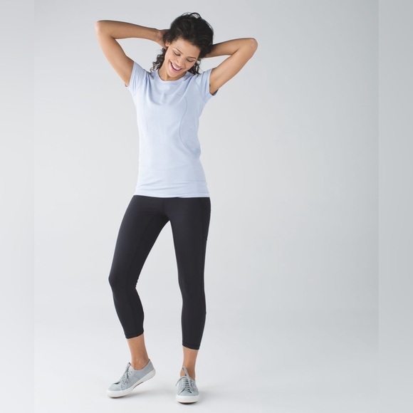 Lululemon Seek The Heat Crop in Black Size: 2 - Picture 3 of 13